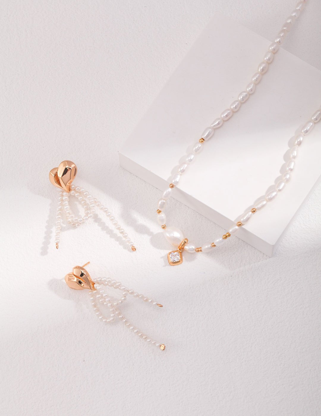  Freshwater pearl necklace with a square-cut zircon charm and coordinating gold-plated pearl strand earrings