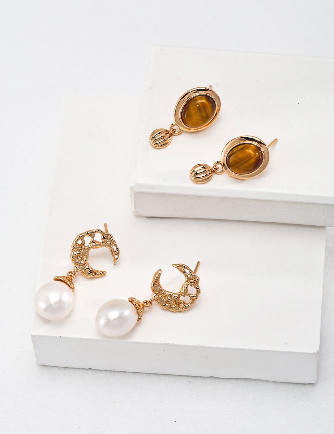  Natural pearl and tiger eye earrings, set in gold-plated silver for a timeless and elegant look