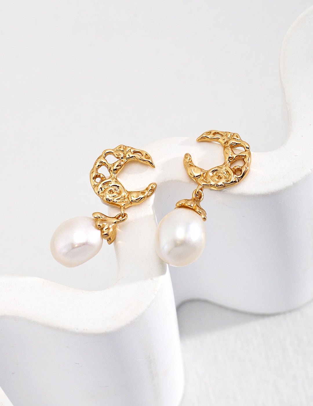  Gold-plated silver earrings with natural pearls, offering a refined and elegant design