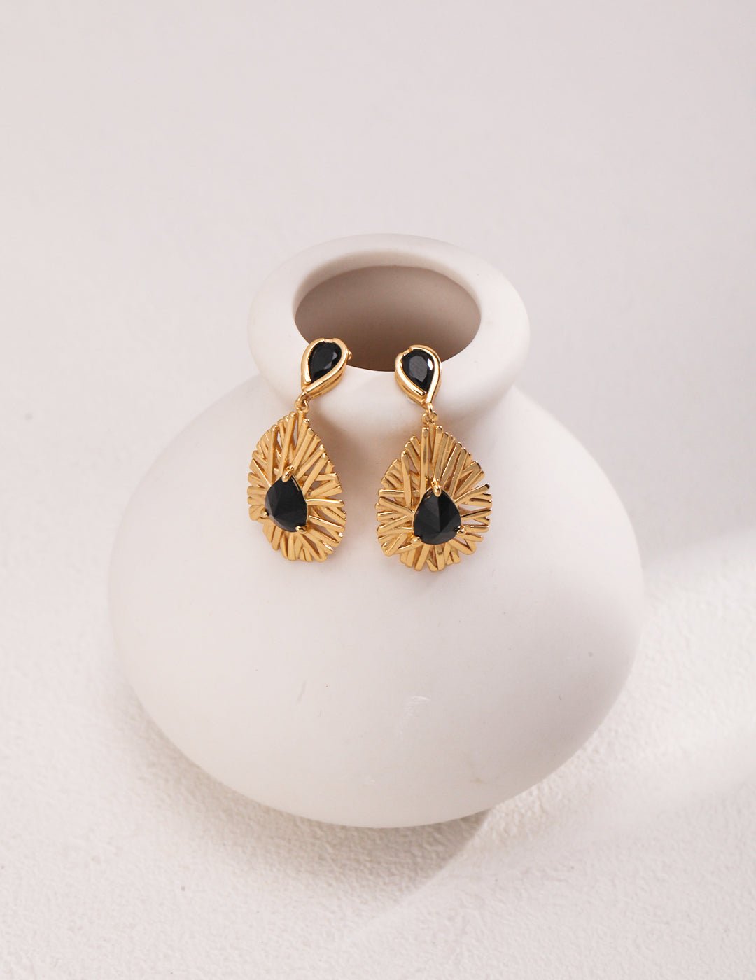 Earrings with black zircon framed in 18K gold-plated silver by ronny