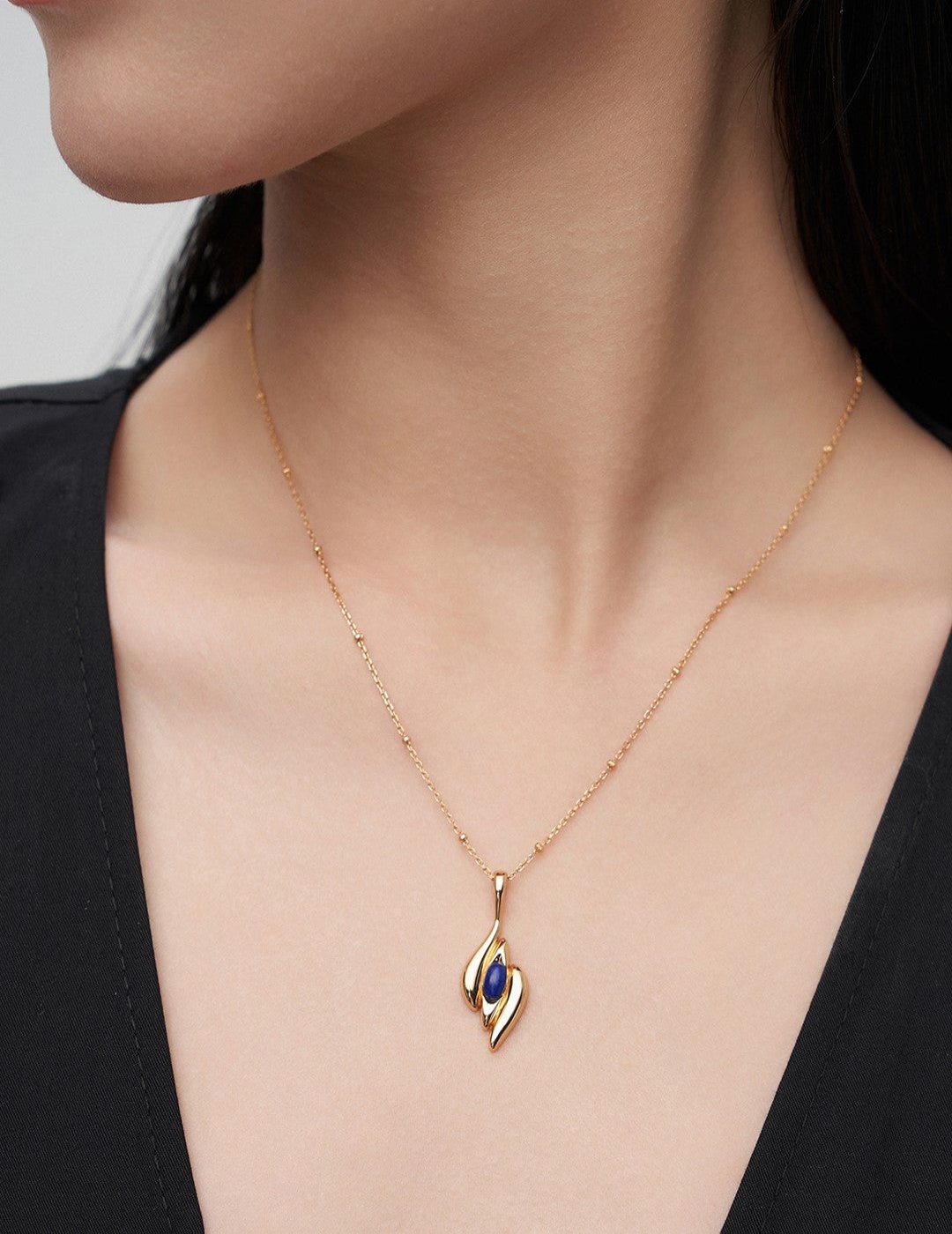 Necklace featuring lapis lazuli with 18K gold-plated silver by ronny