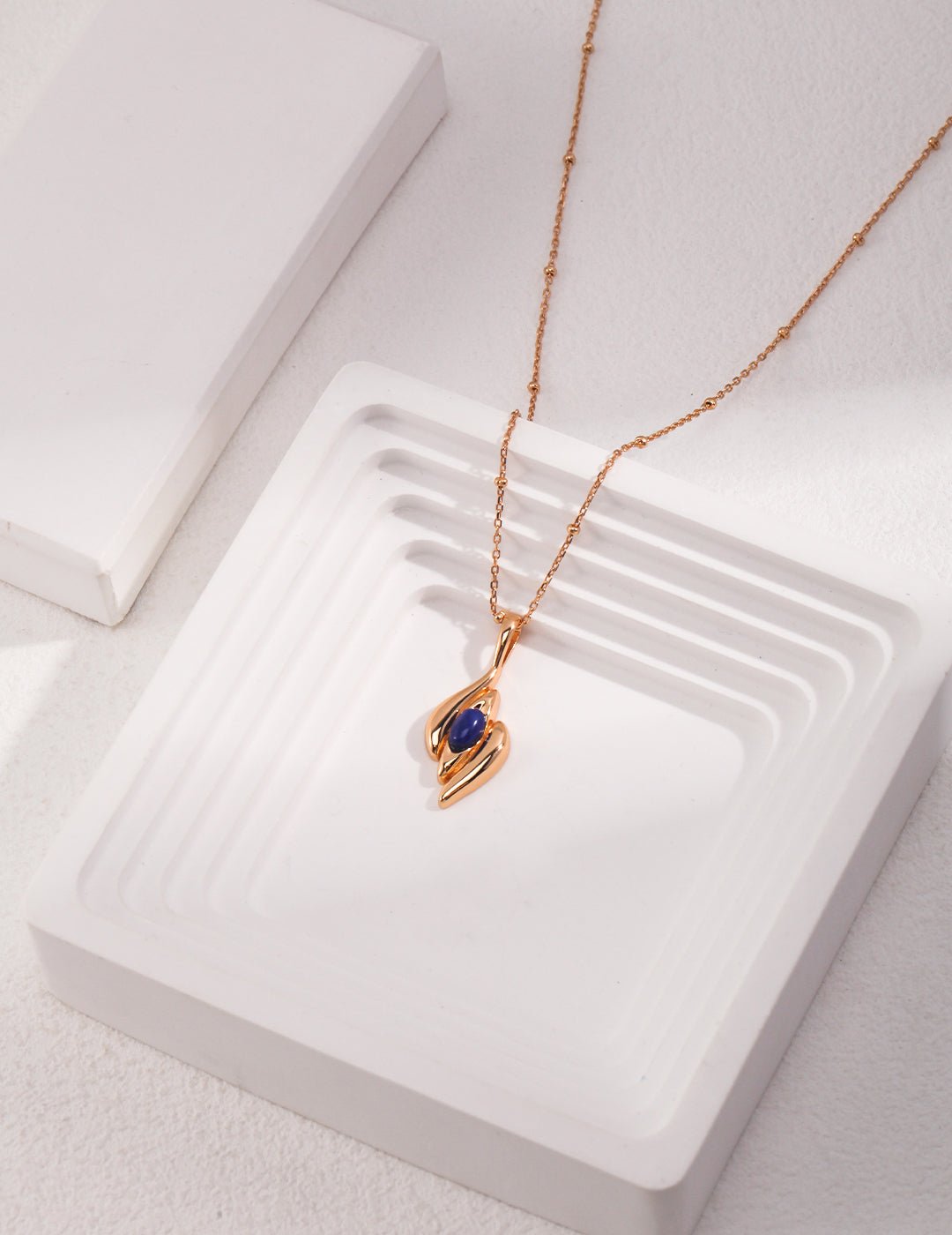 Necklace featuring lapis lazuli with 18K gold-plated silver by ronny