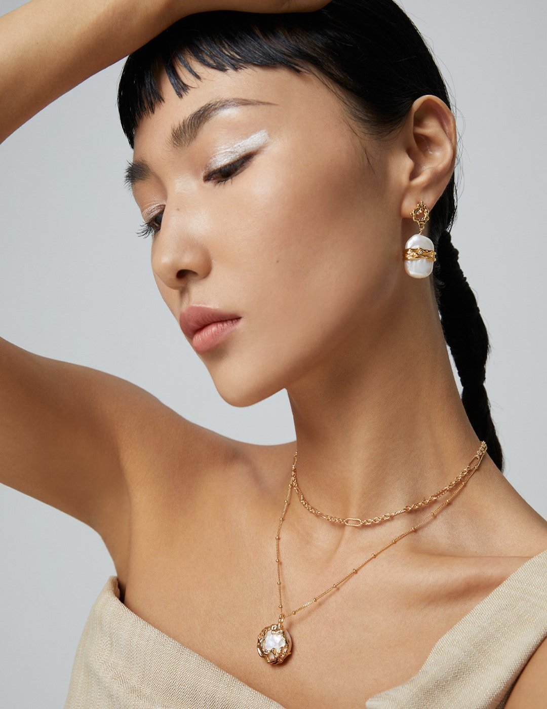 Natural pearl necklace on a gold-plated silver chain with matching pearl earrings by ronny